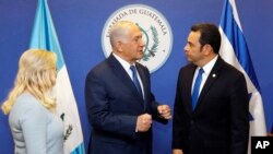 Presiden Guatemala Jimmy Morales (kanan) berbincang dengan PM Israel Benjamin Netanyahu dan istrinya, Sara, menyusul upacara peresmian Kedutaan Guatemala di Yerusalem, Israel, 16 Mei 2018.