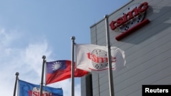 芯片制造代工龙头台积电和台湾的旗帜在新竹总部外飘扬。（资料照片）