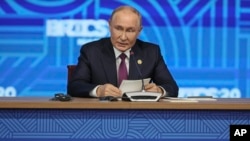FILE - Presiden Rusia Vladimir Putin mengadakan konferensi pers pada KTT BRICS di Kazan, Rusia, 24 Oktober 2024.
