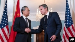 美国国务卿布林肯与中国外长王毅2023年10月26日在华盛顿会面。（美联社）