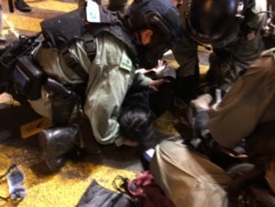 Hong Kong police make arrests after charging into the protesters in Sheung Wan, not far from the Beijing Liaison Office located in Sai Wan, Western District, July 28, 2019. (Dahai Han/VOA Mandarin Service)