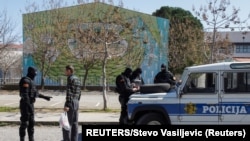 Policija je saopštila da je krivično procesuirala 71 osobu zbog kršenja mjere zabrane izlaska iz stanova vikendom od 13 do 5 časova.