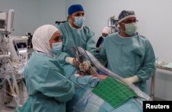 اردن میں کینسر کے ایک مریض کو روباٹک سرجری کے لئے لے جایا جارہا ہے ، فوٹو رائٹرز 22 اگست 2023