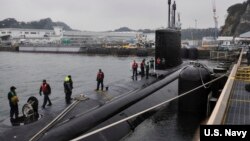 资料照：美国海军夏威夷号维吉尼亚级攻击型潜艇在日本横须贺港靠岸（美国海军2015年2月5日照片）