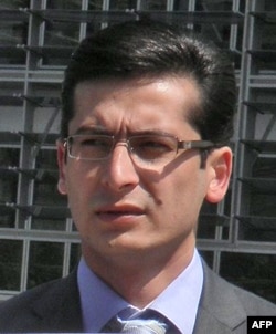 Nuriddin Nizomiddinov, andijonlik faol, hozir Niderlandiyada yashaydi. Uning fikricha tashqi dunyoni qirg'in haqida yetarlicha xabardor qilish va konkret choralar ko'rishga undash muhojir faollar uchun muhim bir sinov.