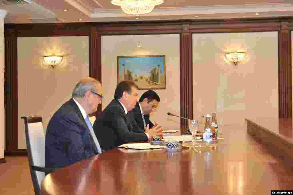 O'zbekistonning muvaqqat rahbari Shavkat Mirziyoyev, Tashqi ishlar vaziri va boshqa rasmiylar