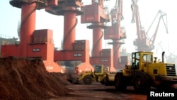 资料照：江苏省连云港正在装载出口的稀土。（2010年10月31日）