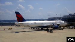 FILE - A Delta Airlines plane arrives at a gate at Ronald Reagan-Washington National airport, just outside Washington, D.C. (VOA/Diaa Bekheet)
