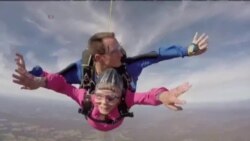 94 yoshli onaxon tug’ilgan kunini parashyutda uchib nishonladi