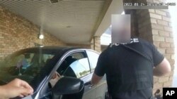 Snimak video kamere koje je objavila policija grada Blendon prikazuje rupu od metka u šoferšajbnu automobila u kojem je Ta'Kiia Jang nakon što ju je ubio policajac ispred prodavnice (Foto: Blendon Township police via AP)