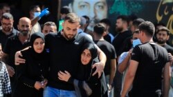لبنان میں اسرائیلی فضائی حملوں میں ہلاک ہونے والوں کے جنازے میں شریک سوگوار افراد، فائل فوٹو