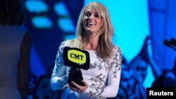 Carrie Underwood accepts the award for collaborative Video of the Year for Miranda Lambert's "Somethin' Bad" during the 2015 CMT Awards in Nashville, Tennessee, June 10, 2015.