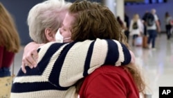 Porodice se okupljaju za praznik Dan zahvalnosti u SAD (Foto: AP/Thomas Peipert)