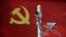 以党旗为背景的监测摄像头(资料照)
