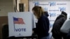密歇根州底特律的选民在投票站填写选票（2024年10月28日）