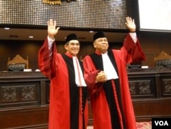 Hamdan Zoelva (kiri) dan Arief Hidayat seusai dilantik menjadi Ketua dan Wakil Ketua Mahkamah Konstitusi(MK) periode 2013-2016, 6 November 2013 (VOA/Andylala)