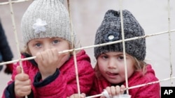 Anak-anak pengungsi Suriah menunggu kembali ke negaranya di perbatasan Turki dan Suriah di pinggiran Kilis, Turki tenggara (11/2). (AP/Lefteris Pitarakis)