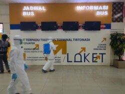 Penyemprotan desinfektan di Terminal Tirtonadi Solo pasca Solo ditetapkan KLB Virus Corona, Senin, 16 Maret 2020. (Foto: Humas Terminal Tirtonadi Solo)