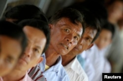 People line up to enter the Extraordinary Chambers in the Courts of Cambodia (ECCC), in the outskirts of Phnom Penh, Oct. 31, 2013. Khmer Rouge war crimes tribunal is hearing closing arguments in the court's biggest case after lengthy hearings.