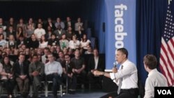 Presiden AS Barack Obama dan CEO Facebook Mark Zuckerberg (kanan) menjawab pertanyaan mengenai utang negara di kantor pusat Facebook di Palo Alto, California.