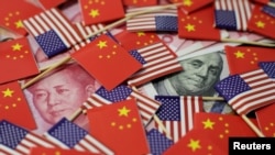 美中国旗和货币的图案