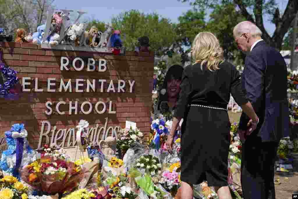 29 мая 2022 года. Джилл и Джо Байдены у стихийного мемориала в память о жертвах массовой стрельбы в Ювалде, Техас, в ходе которой на территории школы были убиты 21 человек. Вскоре после трагедии Байден подписал Закон о безопасных пространствах &mdash; первый за последние десятилетия значимый федеральный закон по контролю за огнестрельным оружием.