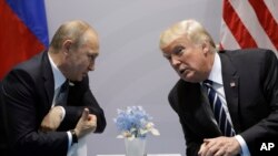 Presiden Donald Trump (kanan) bertemu dengan Presiden Rusia Vladimir Putin di sela-sela pertemuan KTT G-20, di Hamburg, Jerman, 7 Juli 2017. 