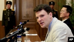 美国学生奥托.瓦姆比尔（Otto Warmbier）被朝鲜关押期间在平壤记者会上露面。瓦姆比尔被朝鲜关押17个月后被送回美国，6天后去世。