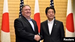 آقای پمپئو روز یکشنبه در دیدار با نخست وزیر ژاپن مذاکرات خود در کره شمالی را «سازنده» دانست. 