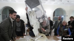 Mahalliy saylov komissiyasi byulletenlarni hisoblamoqda, Kiyev shahri, Ukraina, 28-oktabr, 2012-yil. 