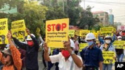 缅甸曼德勒民众2021年3月15日不畏军警血腥镇压上街示威（美联社）