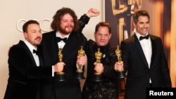 Гинтс Зилбалодис, Матисс Каза, Рон Дайенс и Грегори Залwман c «Оскаром» за лучший анимационный полнометражный фильм «Поток». 2 марта 2025 года. REUTERS/Дэниел Коул
