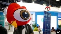 资料照片：2017年4月27日，北京举行的全球移动互联网大会上的新浪微博的展台。（美联社照片）