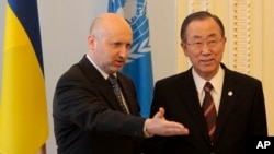 Acting Ukrainian President Oleksandr Turchynov, left, welcomes U.N. Secretary-General Ban Ki-moon during a meeting in Kyiv, Ukraine, March 21, 2014.