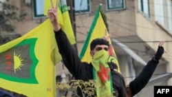 资料照片：叙利亚库尔德人在卡什米利市打出胜利手势，庆祝阿萨德政权在大马士革被推翻。(2024年12月8日)