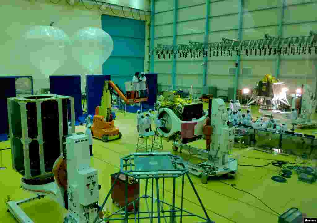 بھارت کے 'چندریان ٹو' مشن پر مجموعی طور پر 14 کروڑ ڈالر لاگت آئی تھی۔ اس مشن میں استعمال ہونے والی خلائی گاڑیاں اور آلات بھارت نے خود تیار کیے تھے اور اسے سستی ترین خلائی گاڑی قرار دیا جارہا تھا۔