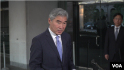 성 김 미국 국무부 대북특별대표(왼쪽)와 노규덕 한국 외교부 한반도평화교섭본부장.