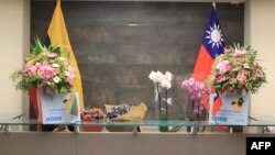 台北驻立陶宛台湾代表处的大厅摆着鲜花和旗帜。（2021年11月18日）