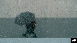 Sneg je blokirao autoputeve u višim predelima severne Kalifornije i Nevade, a prognostičari upozoravaju da bi situacija mogla da potraje nekoliko dana. (Foto: AP/Jeff Chiu)