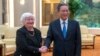 Perdana Menteri China Li Qiang (kanan) berjabat tangan dengan Menteri Keuangan AS Janet Yellen selama pertemuan di Aula Besar Rakyat di Beijing pada 7 Juli 2023. (Foto: AFP)