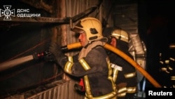 Vatrogasci rade na mestu ruskog raketnog udara u Odesi, na fotografiji objavljenoj 2. maja 2024. (Foto: Pres služba Državne službe za vanredne situacije Ukrajine/Handout preko Rojtersa).