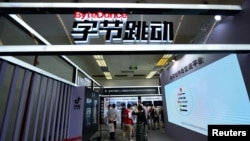 Para pengunjung di stan Bytedance Technology, yang memiliki aplikasi Jinri Toutiao dan aplikasi video pendek Tik Tok di sebuah pameran di Beijing, China, 29 Juni 2018. Pemerintah Indonesia memblokir Tik tok karena berbagai pelanggaran.