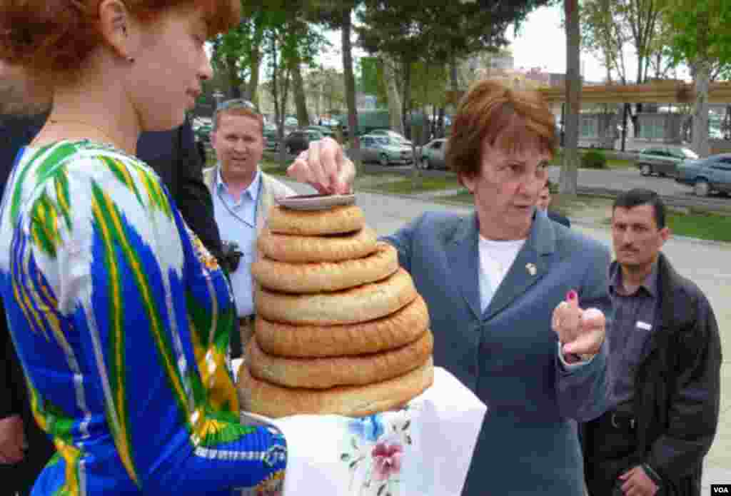 Sug'd viloyatiga ilk safarida Xo'jand nonlaridan tatib ko'rar ekan AQSh elchisi Syuzan Elliot xonim uning ta'mini bir umr unutmasligini aytdi.