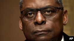 Général ya kala Lloyd Austin, moyindo, andimami bo' Secrétaire d'Etat na Sénat nsima na kotiami na ebonga eye na président Joe Biden, awa na Capitole, Washington, 19 janvier 2021.