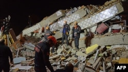 Turske spasilačke ekipe i policija tragaju za preživelima u ruševinama zgrade u Elazigu, istočna Turska, 25. januara 2020.