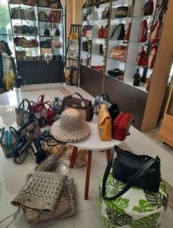 Berbagai anyaman rotan yang dipajang di toko (foto: courtesy).