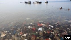 Sampah-sampah plastik tampak mencemari Laut Teluk Lampung, Bandar Lampung, 21 Februari 2019. (foto: ilustrasi/AFP).