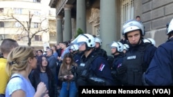 Pirpadnici policijske brigade ispred zgrade Predsedništva Srbije, Foto: VOA