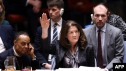 Заместитель посла США в ООН Дороти Ши голосует во время заседания Совета Безопасности ООН по резолюции США по Украине в третью годовщину вторжения России. Нью-Йорк, 24 февраля 2025 года.