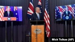 PM Australia Scott Morrison (tengah) dalam konferensi pers bersama secara virtual dengan PM Inggris Boris Johnson dan Presiden AS Joe Biden Kamis, 16 September 2021. 